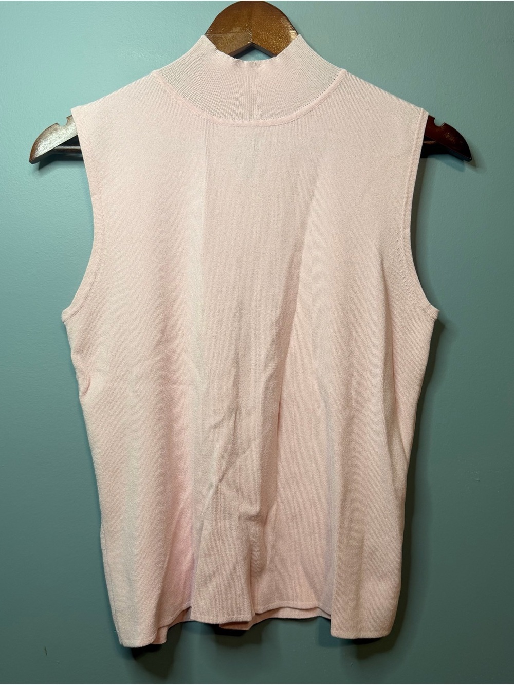 Mountain Lake Pink Mock Neck Sleeveless Knit Tank Top. Women’s Large